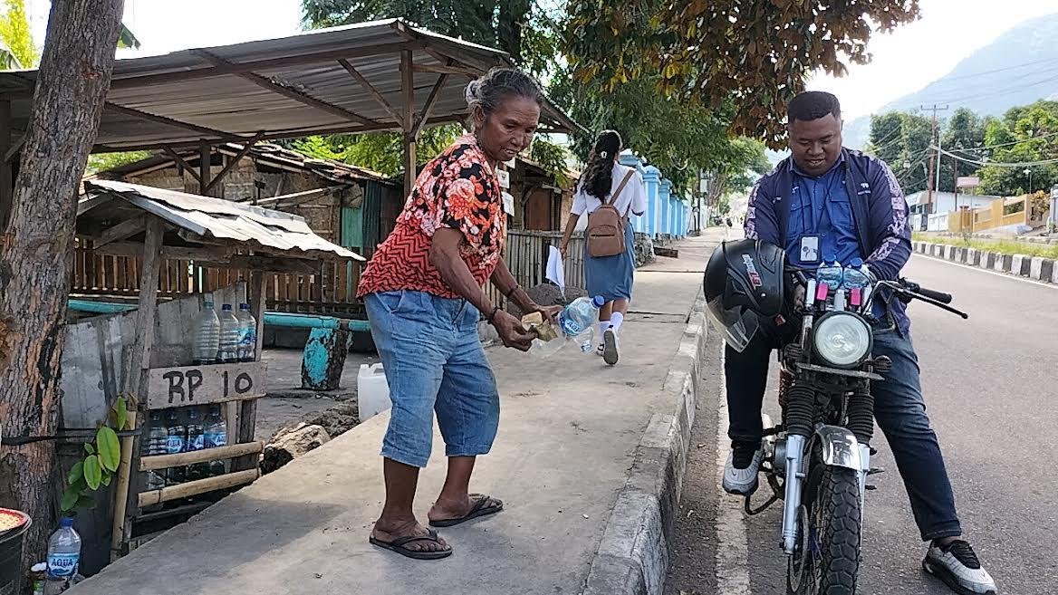 Kisah Oma Maria Bai, Tujuh Tahun Jualan BBM Eceran di Jalan Protokol Ende