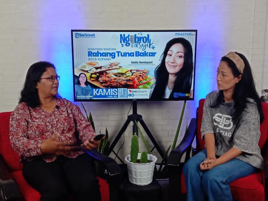 Owner-Warung-Rahang-Tuna-Bakar-Stella-Handayani-dan-Host-News-Editor-Pos-Kupang.jpg