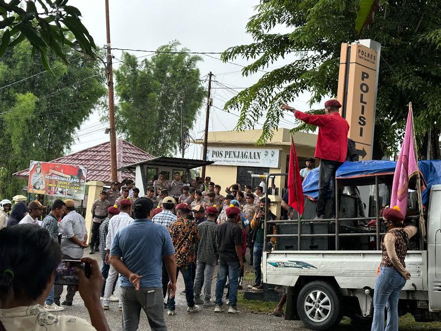 PMKRI-Cabang-Kefamenanu-saat-menggelar-aksi-di-Mapolres-TTU.jpg