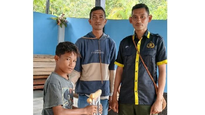 Anak Disabilitas di Ranamese Dapat Tongkat Kruk dari Polres Manggarai Timur dan YHF Maumere