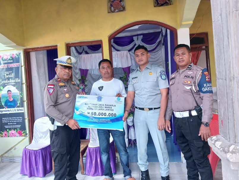 PT-Jasa-Raharja-bersama-Satuan-Lalu-Lintas-Polres-Sumba-Timur-menyerahkan-santunan.jpg