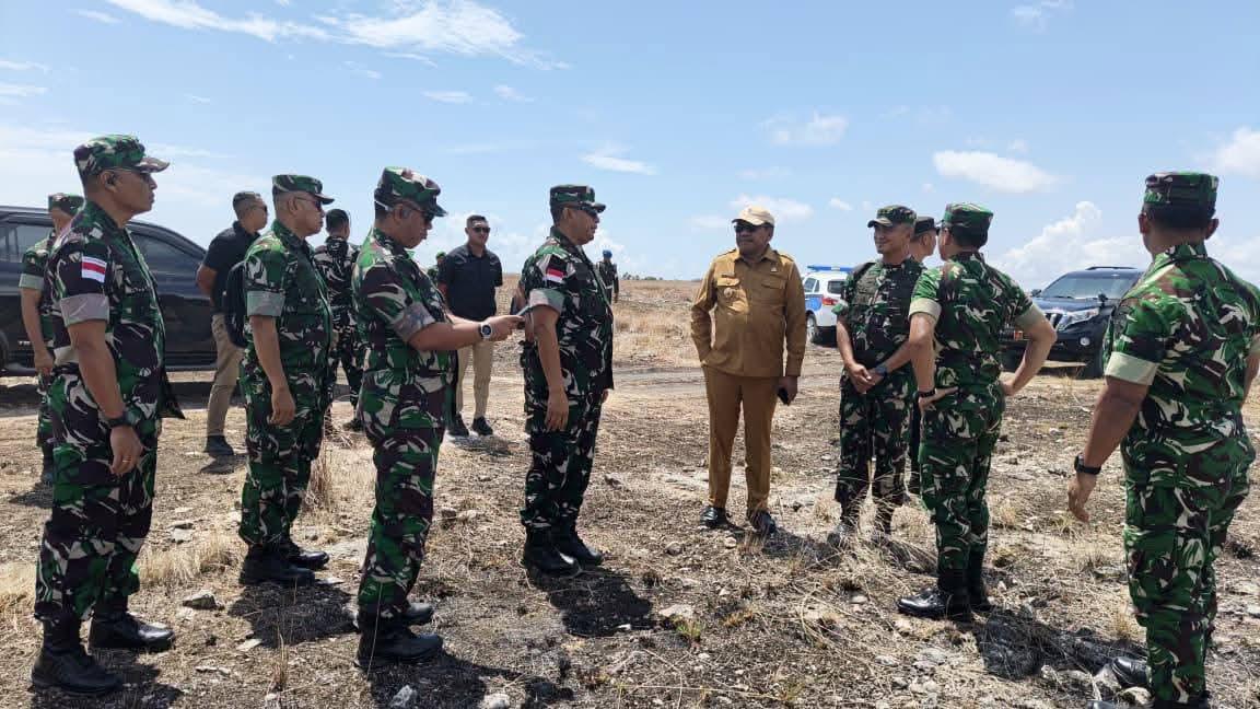 Pangdam-IXUdayana-Mayjen-TNI-Piek-Budyakto-bersama-Bupati-Umbu-Lili-Pekuwali.jpg