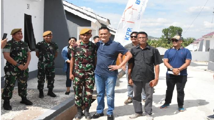 Pangdam-IXUdayana-merangkul-anggota-TNI-yang-mengambil-perumahan.jpg