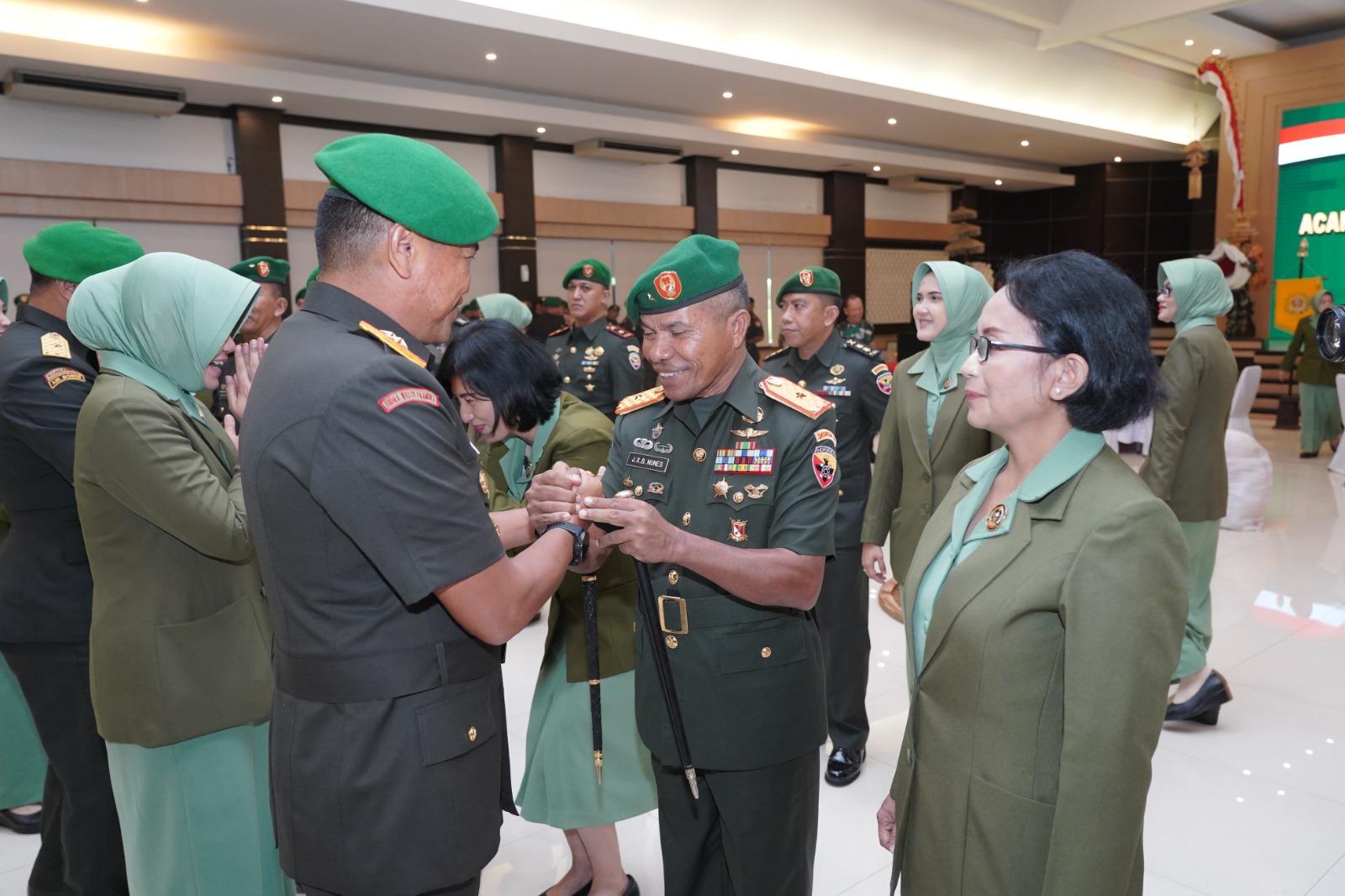 Pangdam-Udayana-Mayjen-TNI-Harfendi-memberi-selamat-kepada-Brigjen-TNI-Inf-Joao-Xavier-Barreto-Nunes.jpg