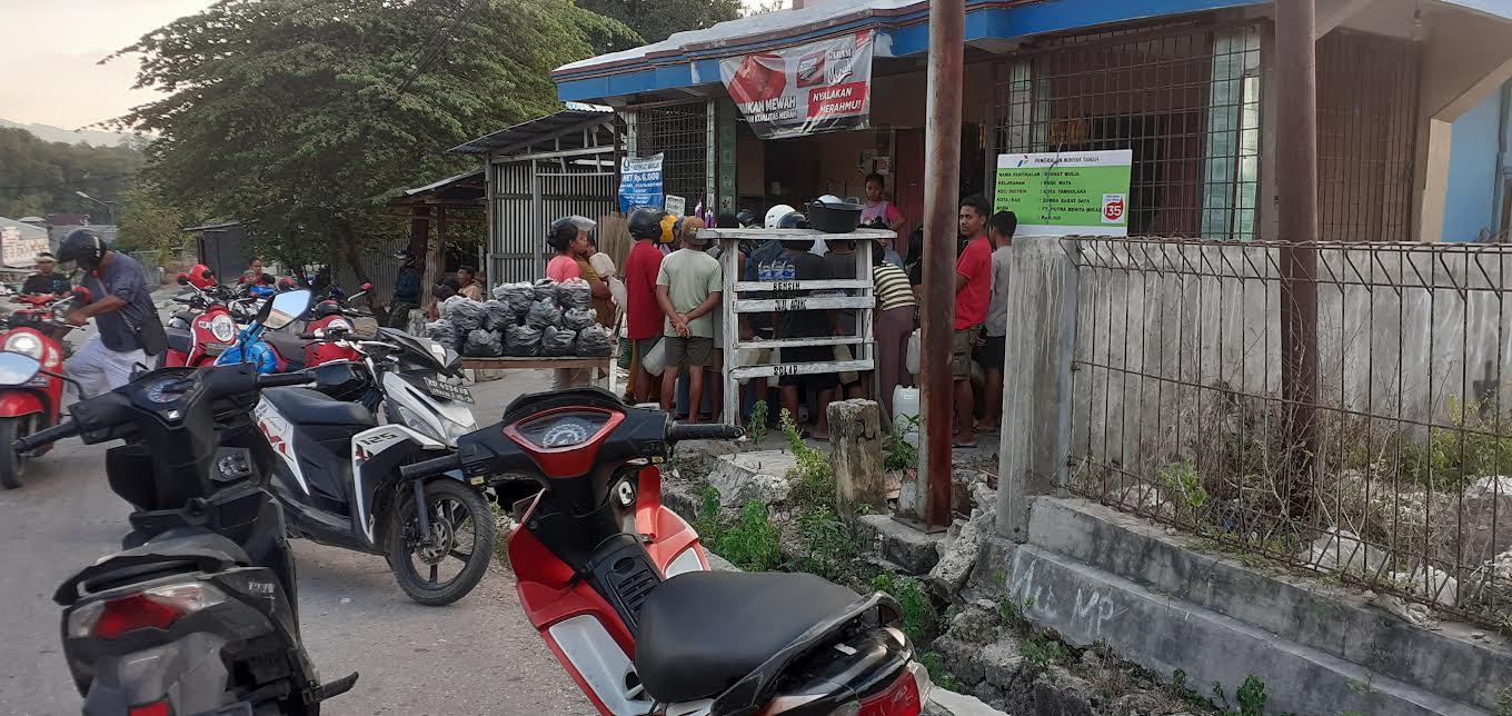 Warga Serbu Pangkalan di Radamata Sumba Barat Dapatkan Lima Liter Minyak Tanah