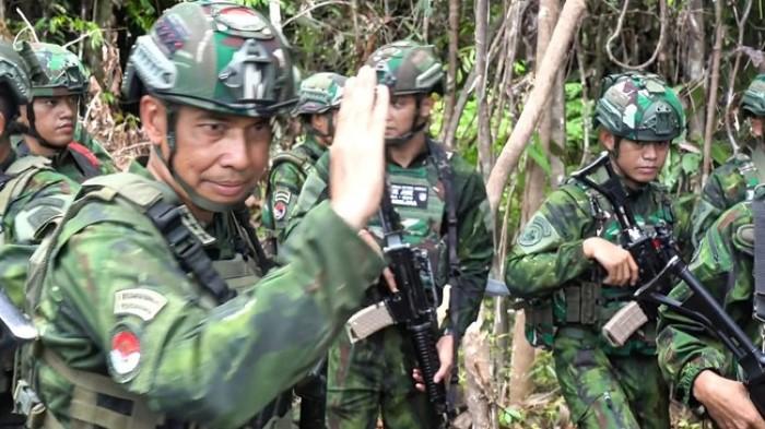 Pangkogabwilhan-III-Letjen-TNI-Lucky-Avianto-membongkar-dua-ladang-ganja-di-Papua.jpg