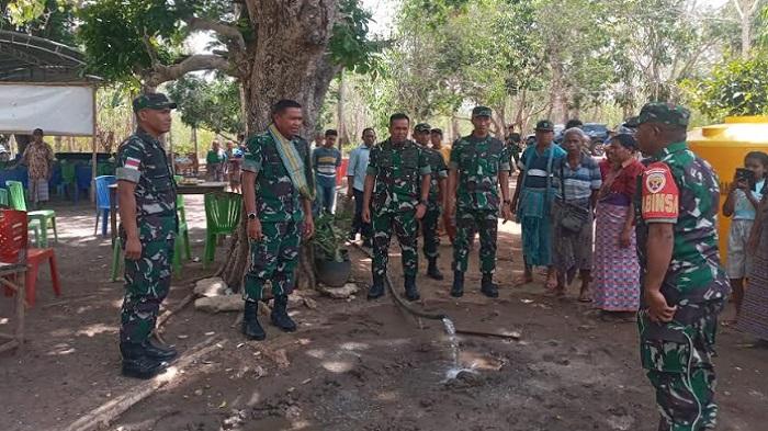 Panglima-Kodam-Pangdam-IXUdayana-Mayjen-TNI-Harfendi-SIP-MSc-saat-meninjau-sumur-bor.jpg