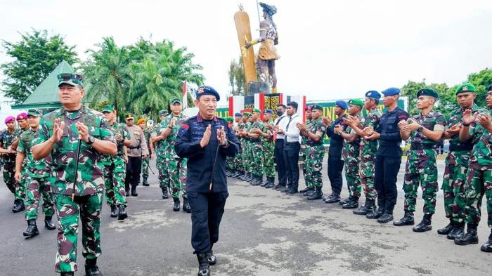 Panglima-TNI-dan-Kapolri-di-Papua_040.jpg