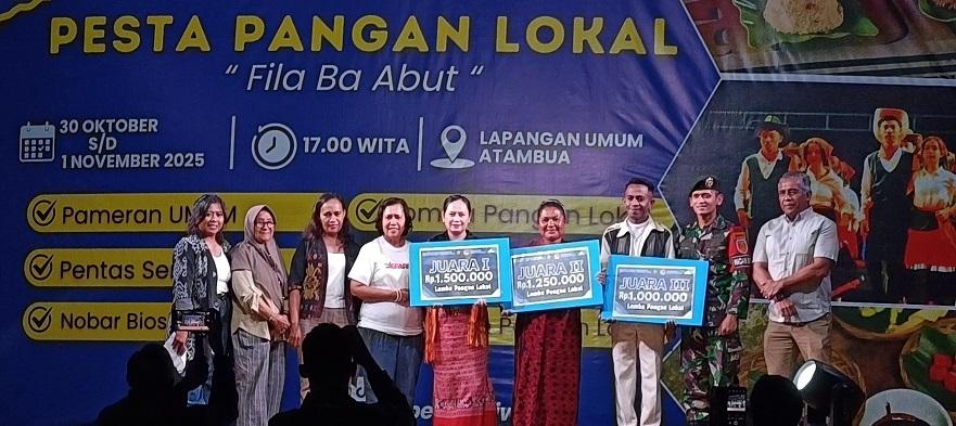 Panitia-menyerahkan-hadiah-kepada-para-pemenang-lomba.jpg