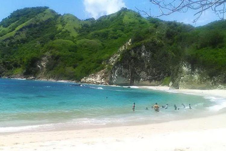 Pantai-Koka-di-Kabupaten-Sikka-Pulau-Flores-Nusa-Tenggara-Timur.jpg