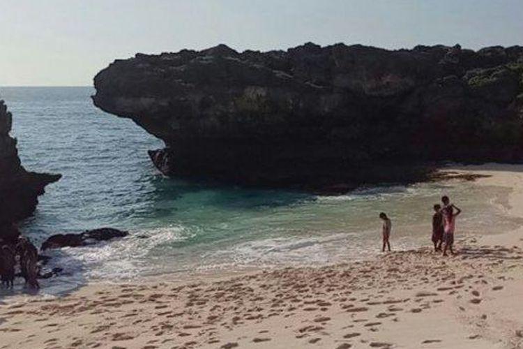 Pantai-Mandorak-di-Kabupaten-Sumba-Barat-Daya-Provinsi-Nusa-Tenggara-Timur.jpg