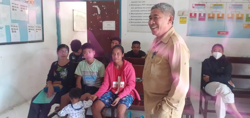 Kadis Kependudukan dan Pencatatan Sipil Sumba Barat Target Pelayanan KTP 50 Orang Setiap Hari