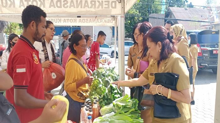 Para-ASN-tampak-berbelanja-kebutuhan-pokok-dan-sayur-sayuran-di-stan-Bazar-Murah-kota-kupang.jpg