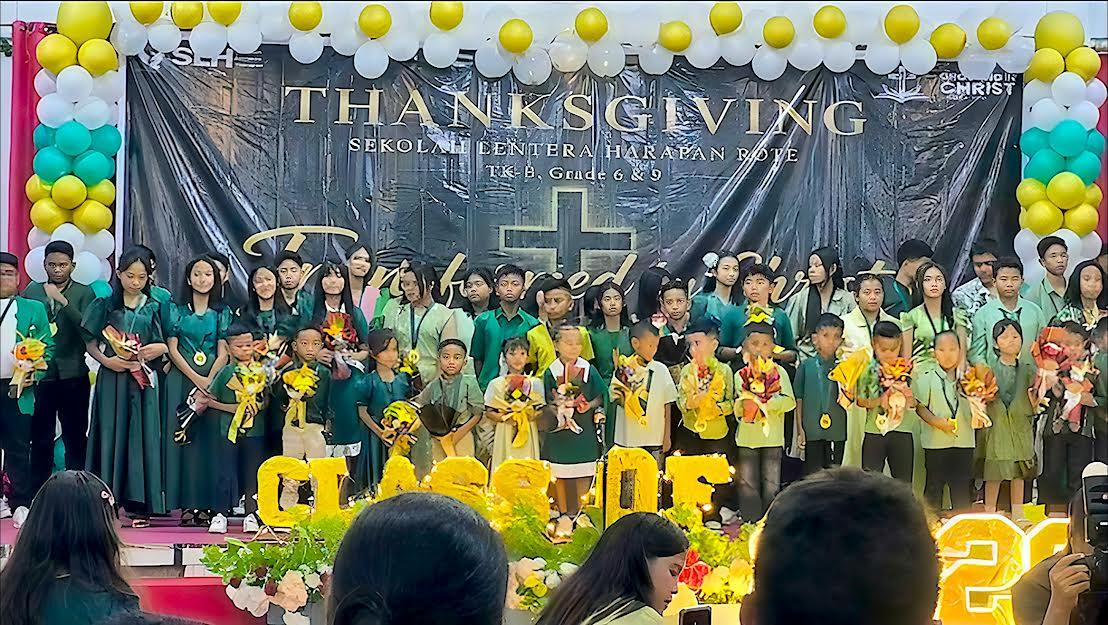 Para-lulusan-SLH-Rote-Ndao-foto-bersama-di-Aula-Narwastu-Sabtu-662026.jpg