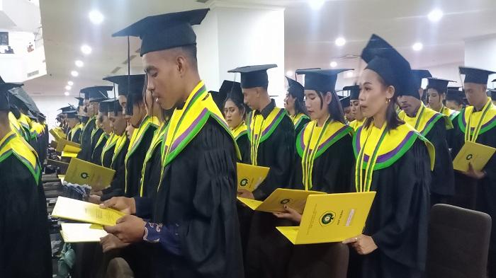 Para-lulusan-yang-siap-mengikuti-wisuda-di-Gedung-Auditorium-Universitas-Nusa-Cendana-Kupang.jpg