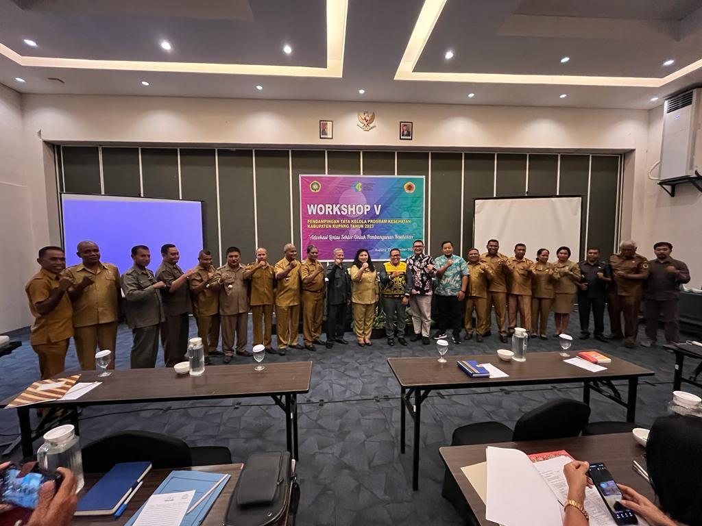 Para-peserta-foto-bersama-usai-kegiatan-di-Hotel-Neo-Kupang.jpg