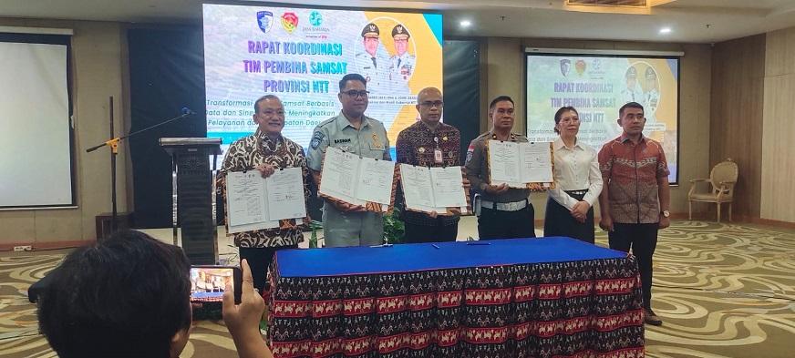 Para-pihak-foto-bersama-usai-pendatanganan-PKS.jpg