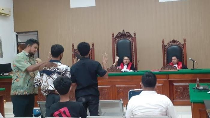 Para-saksi-saat-disumpah-sebelum-memberikan-keterangannya-di-depan-majelis-hakim.jpg