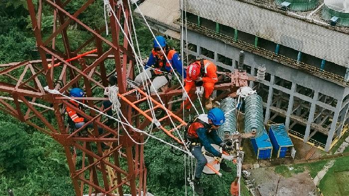 Para-teknisi-transmisi-PLN-sedang-melakukan-pekerjaan-perbaikan-hot-spot-Tower-05.jpg