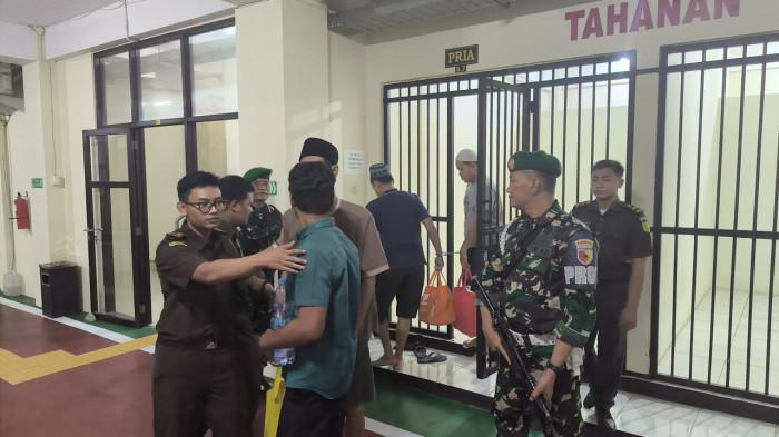 Para-tersangka-saat-berada-di-Kejari-Bojonegoro-sebelum-dilimpahkan-ke-PN-Bojonegoro.jpg