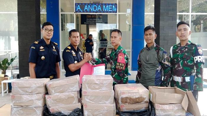 Satgas Yonif 742/SWY Serahkan Barang Impor Ilegal ke Bea Cukai Atambua