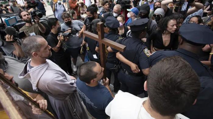 Umat Diajak Berdoa untuk Pastor Fidelis Mocinski yang Divonis 6 Bulan Penjara Menentang Aborsi