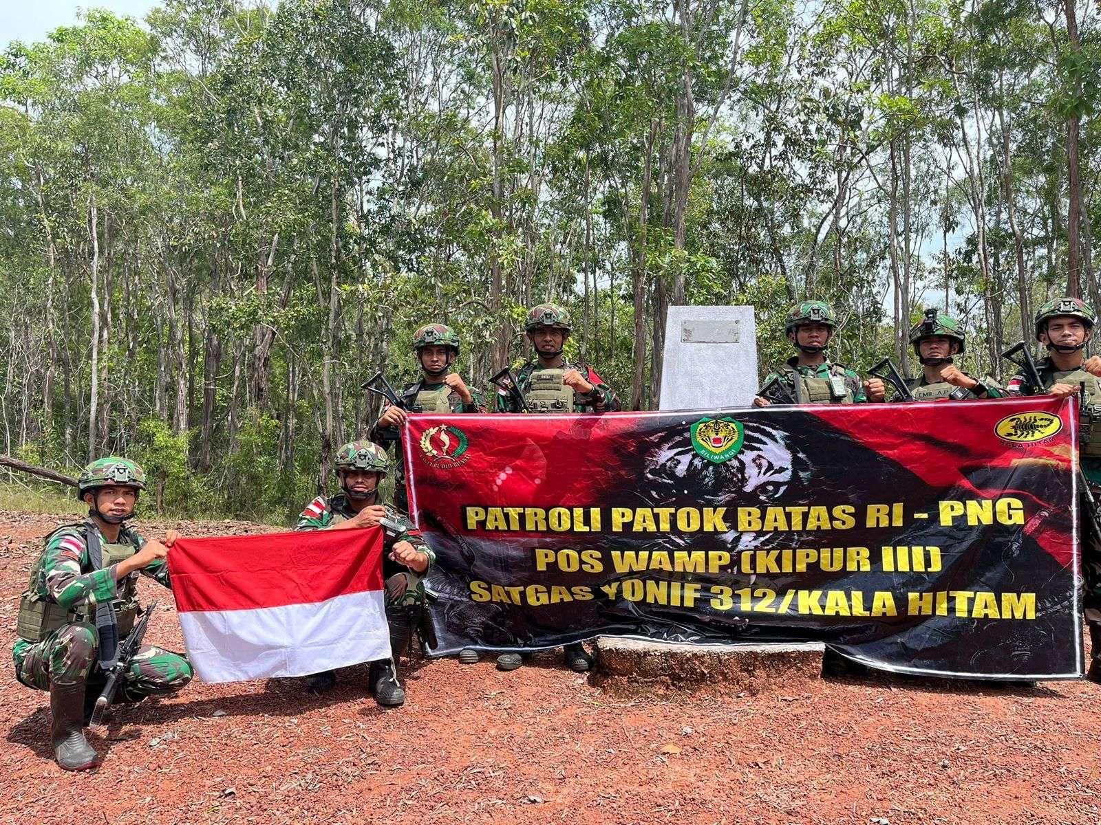 Patroli-pengecekan-patok-perbatasan-oleh-prajurit-TNI.jpg