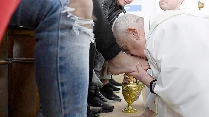 Paus Fransiskus Basuh Kaki Napi Muda pada Perayaan Kamis Putih