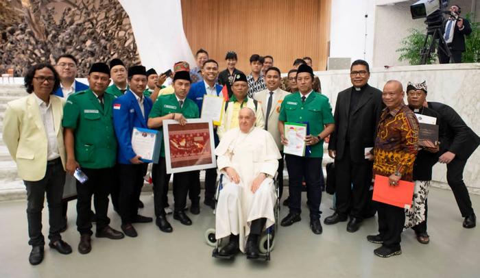 Paus-dan-pemuda-lintas-iman.jpg