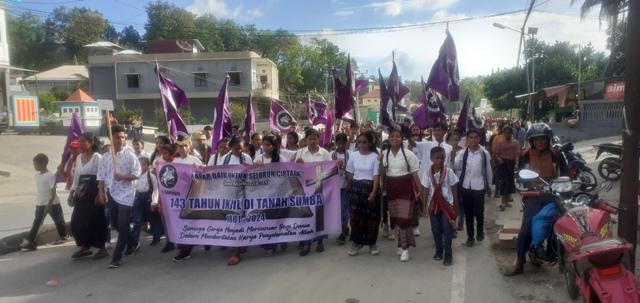 Ribuan Umat Kristen SBD Ikut Karnaval Meriahkan Peringatan 143 Tahun Injil Masuk Pulau Sumba NTT