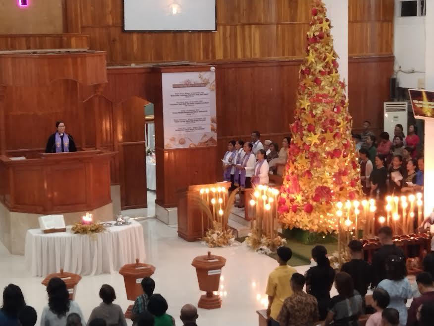 Pdt-Sally-Bullan-saat-memimpin-misa-malam-Natal-di-GMIT.jpg