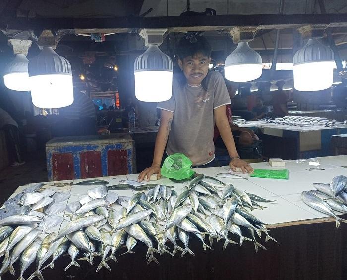 Pedagang-Ikan-di-Pasar-Naikoten-Kota.jpg