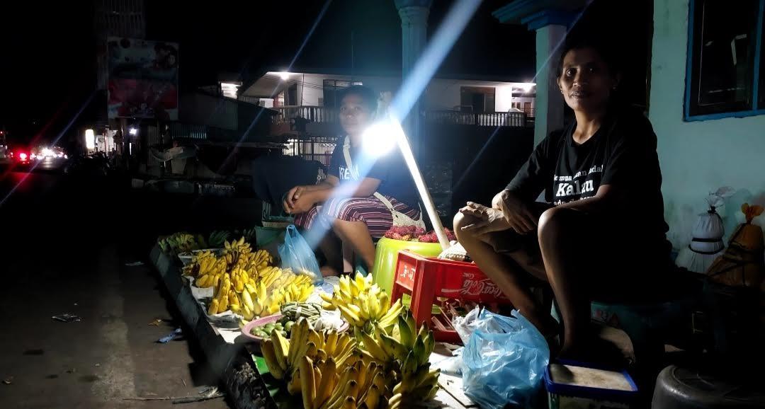 Pedagang-pisang-dan-advokat-di-atas-trotoar-depan-Pasar-Larantuka.jpg