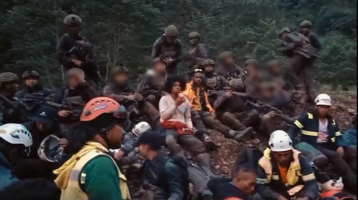 Pekerja-PT-Freeport-Indonesia-yang-diselamatkan-TNI.jpg