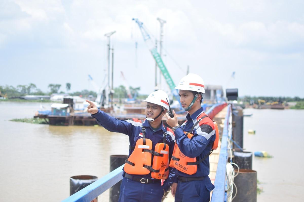 Pekerja-lapangan-PT-Waskita-Karya-sedang-memantau-pekerjaan.jpg