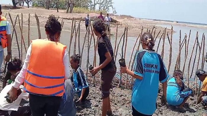 Dukung Konservasi Kawasan Pesisir, Tim PkM Unimor Gelar Pelatihan dan Penerapan Struktur Hibrid