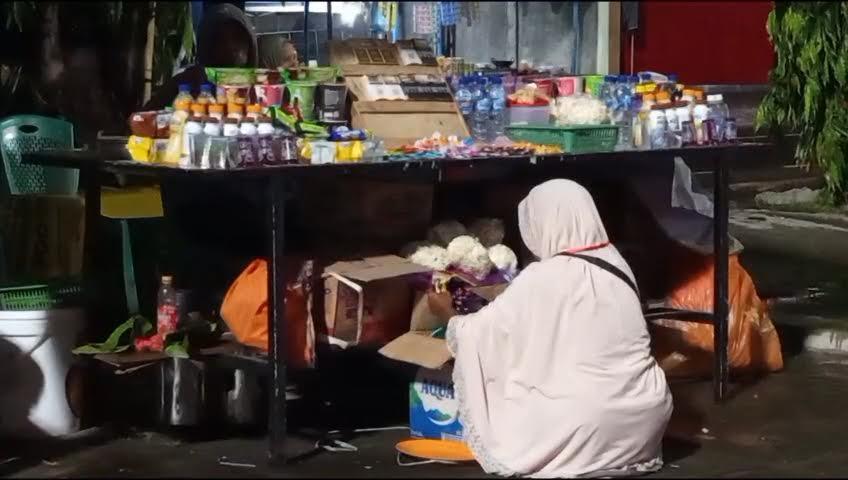 Pelaku-UMKM-berjualan-di-luar-Stadion-Marilonga-saat-Pagelaran-ETMC.jpg
