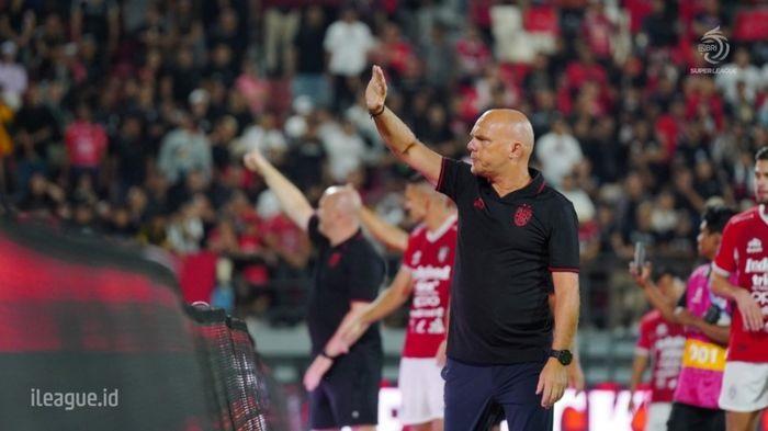 Pelatih-Bali-United-Johnny-Jansen-saat-laga-Bali-United-melawan-Persik.jpg