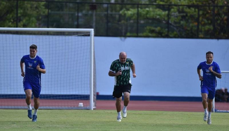 Pelatih-Persib-Bandung-Bojan-Hodak-latihan-bersama-anak-buahnya.jpg