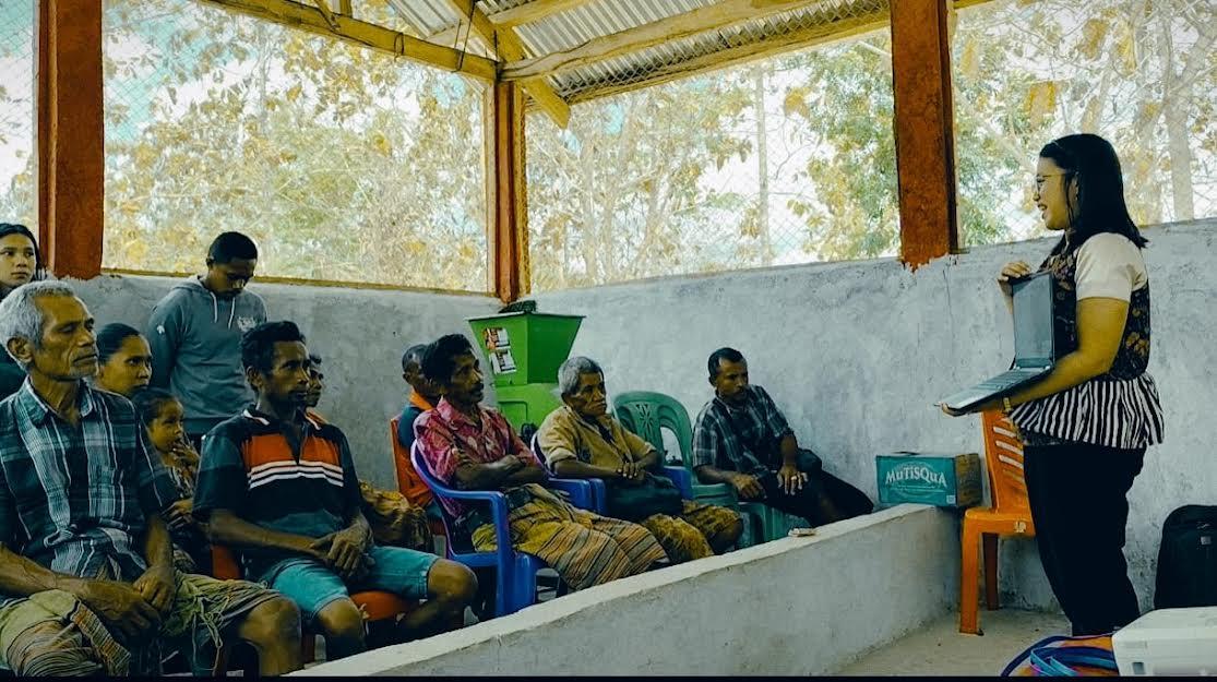 Tim PkM Unimor Beri Pelatihan Penggunaan Platform e-commerce kepada Kelompok Tani Ternak di TTU