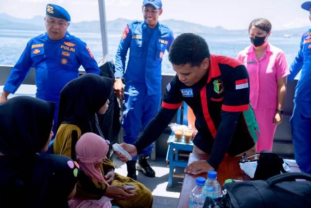 Sambut HUT ke-74, Dirpolairud Polda NTT Beri Makanan Tambahan Cegah Stunting di Manggarai Barat