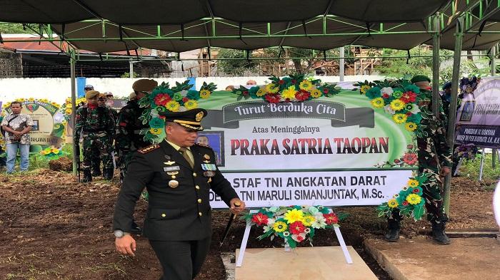 Peletakan-karangan-bunga-oleh-Komandan-Kodim-1604Kupang-saat-Pemakaman-Praka-Satria-Taopan.jpg