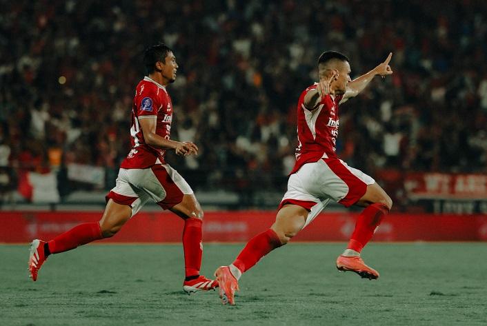 Pemain-Bali-United-Boris-Kopitovic-bersama-rekannya-merayakan-gol.jpg
