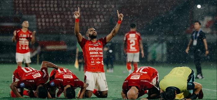 Pemain-Bali-United-sujud-syukur.jpg