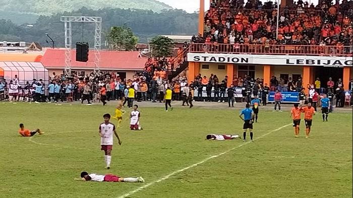 Pemain-Bintang-Timur-Atambua-menangis-ditengah-Stadion-Lebijaga-Bajawa-setelah-kalah-dari-PSN-NgadA.jpg