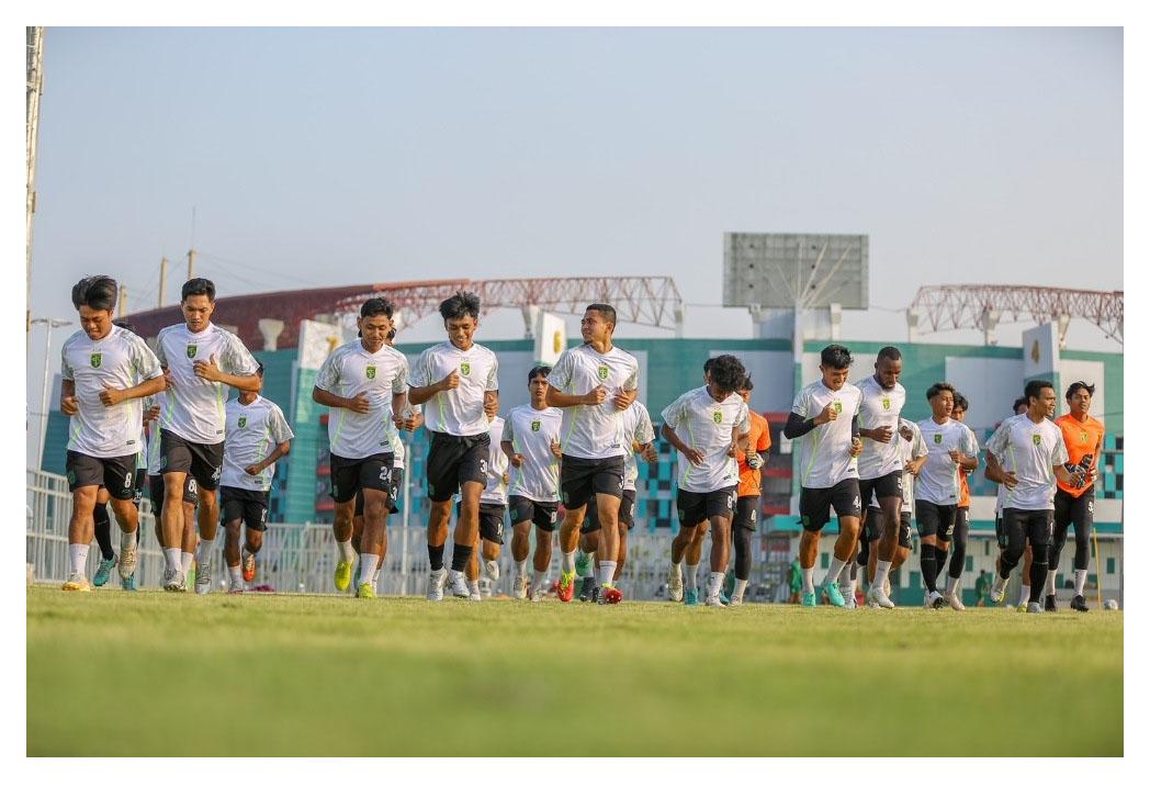 Pemain-Persebaya-Surabaya-tengah-latihan.jpg