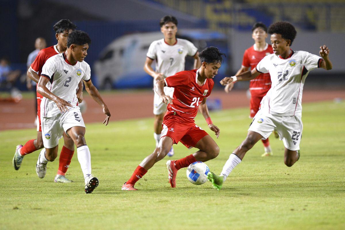 Pemain-Timnas-U-17-Timor-Leste-putih-mengepung-pemain-Indonesia-Alfredo-Naraya.jpg