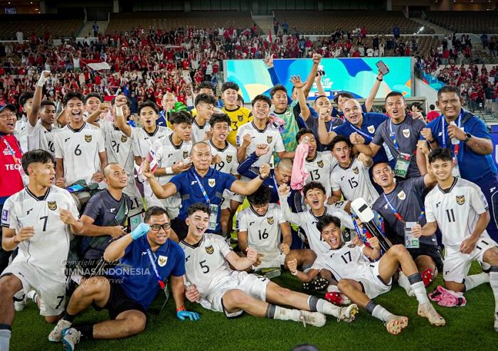 Pemain-Timnas-U17-Indonesia-bersama-offisial-pose-bersama.jpg