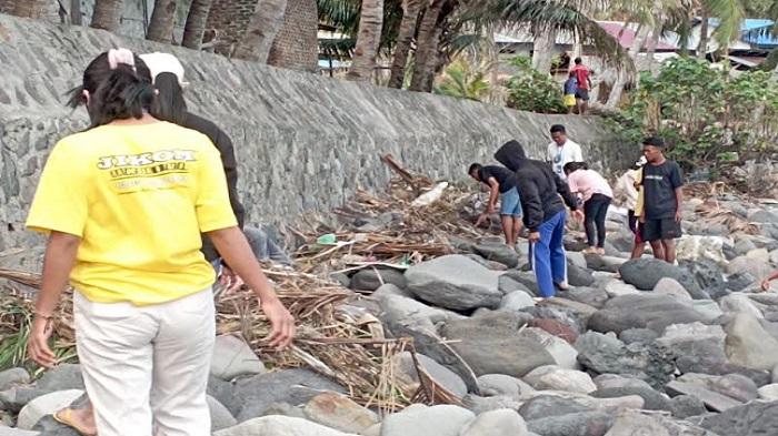 Pembersihan-pantai-Lusiduawutun-oleh-mahasiswa-Unwira-dan-masyarakat-setempat.jpg