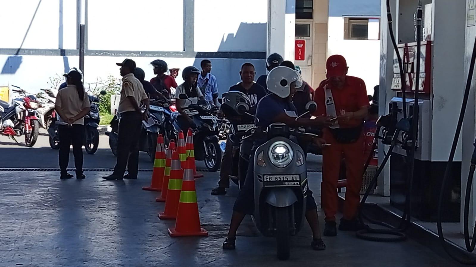 Mulai Hari Ini Kendaraan Tunggak Pajak di Ende Dilarang Isi BBM Subsidi, Petugas Jaga di SPBU - Pos-kupang.com
